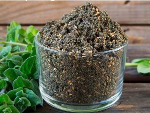 za'atar spice blend in glass dish